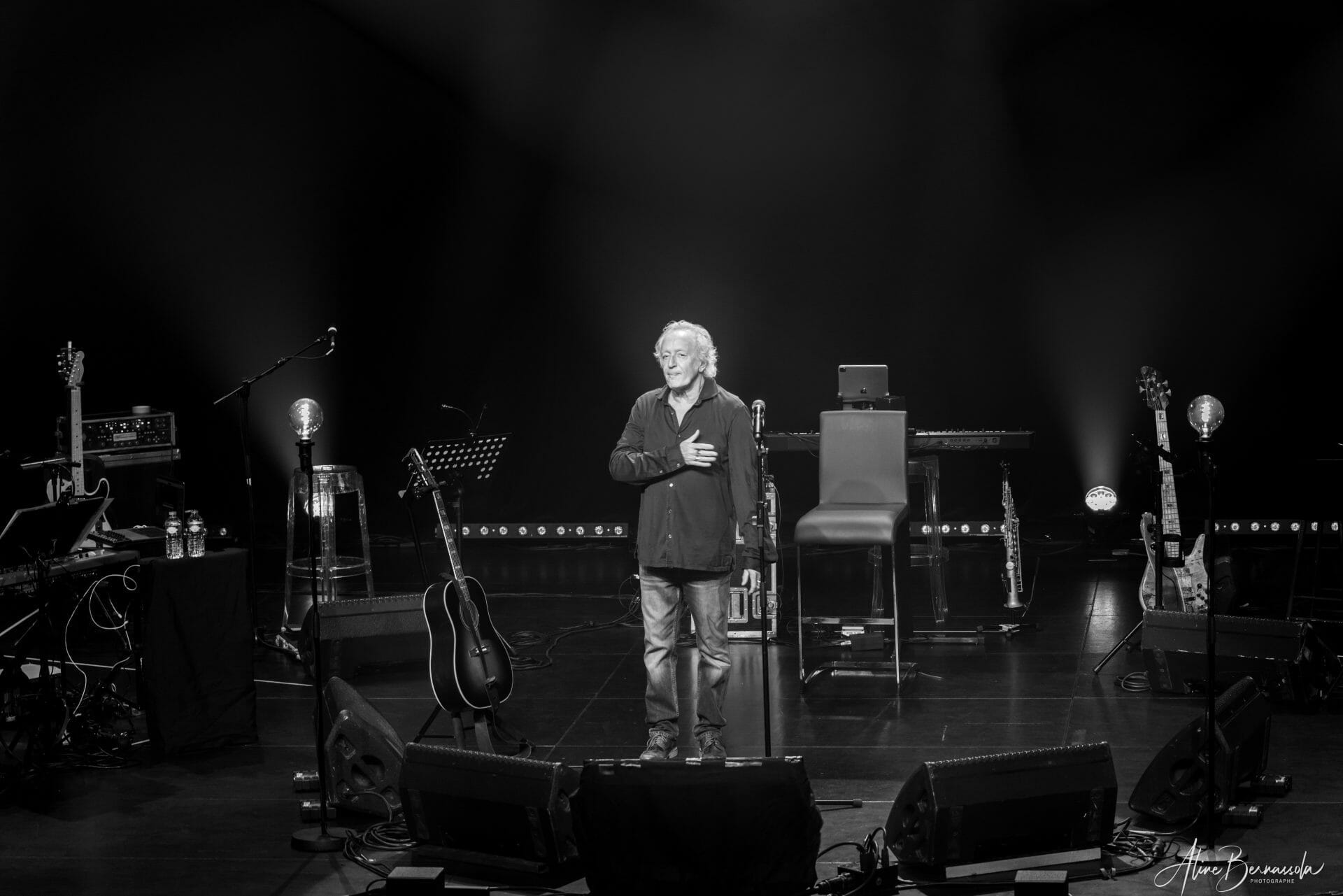 Didier Barbelivien salue à la fin de son concert