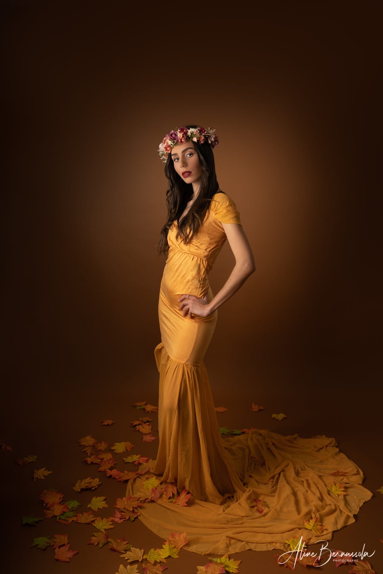 photo studio modèle décor automnal robe jaune couronne fleurs