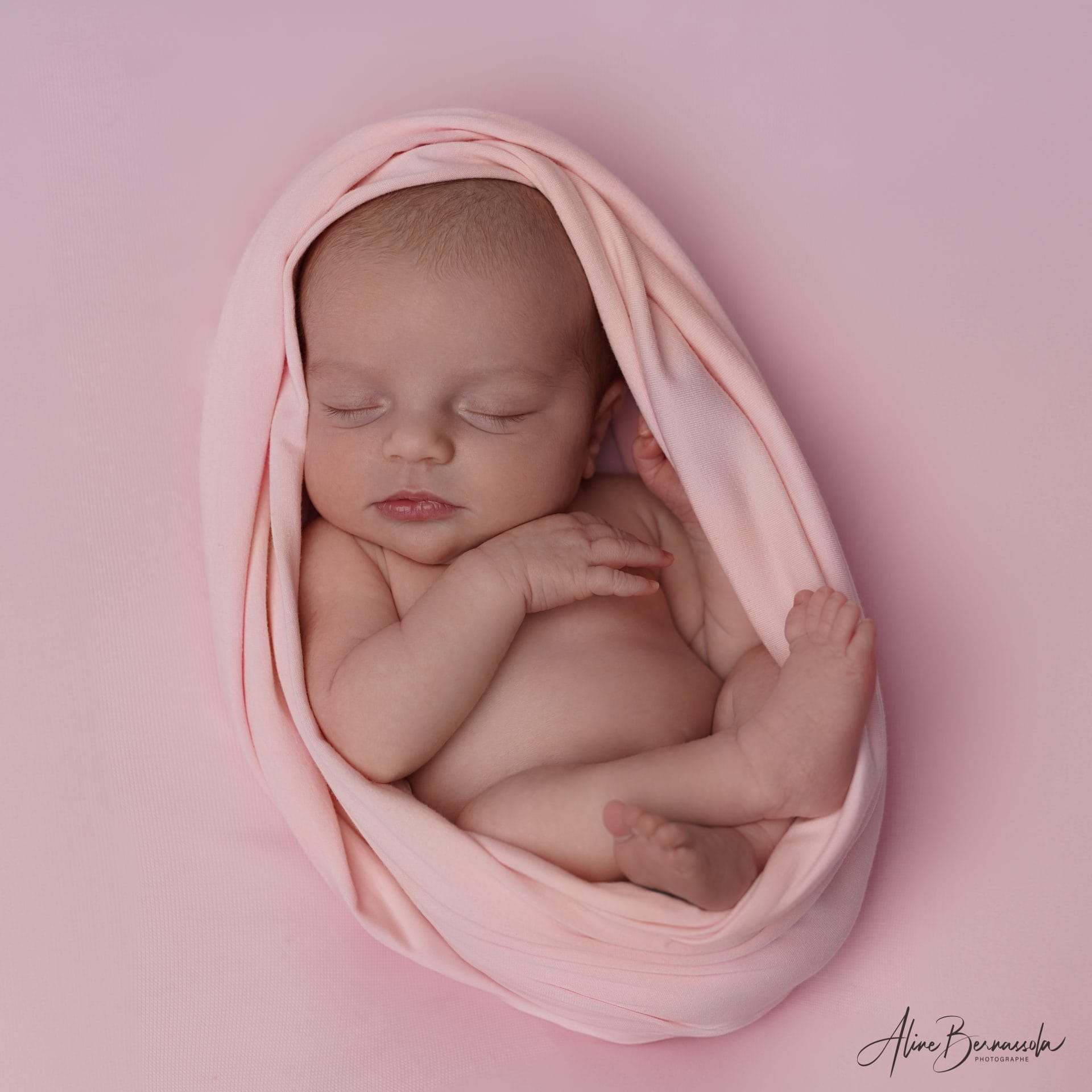 Séance photo studio bébé, pose cocoon, bébé endormi